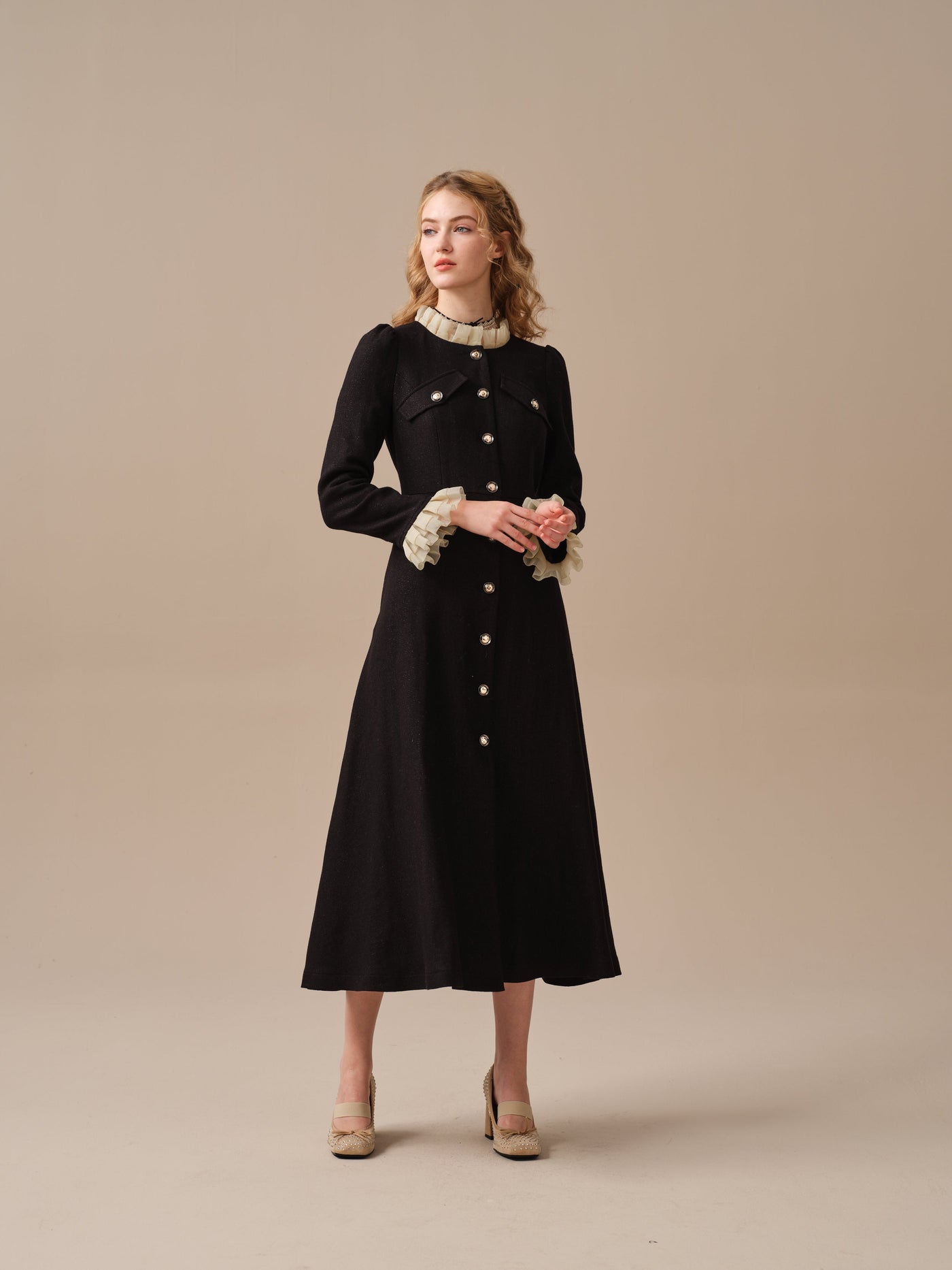 Nova 28 | buttoned wool dress with lace