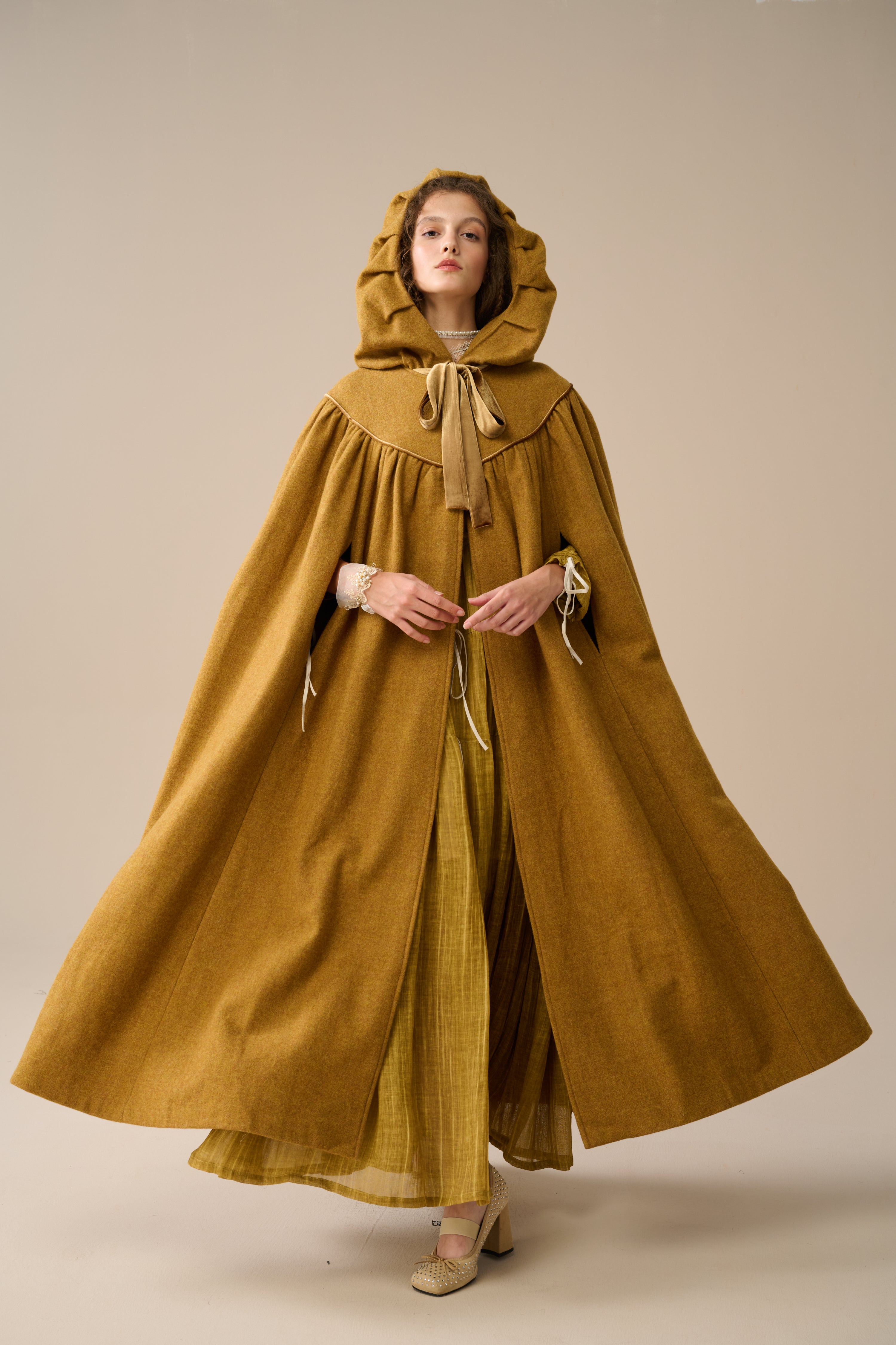 Perfumer 33 | hooded wool cloak – Linennaive