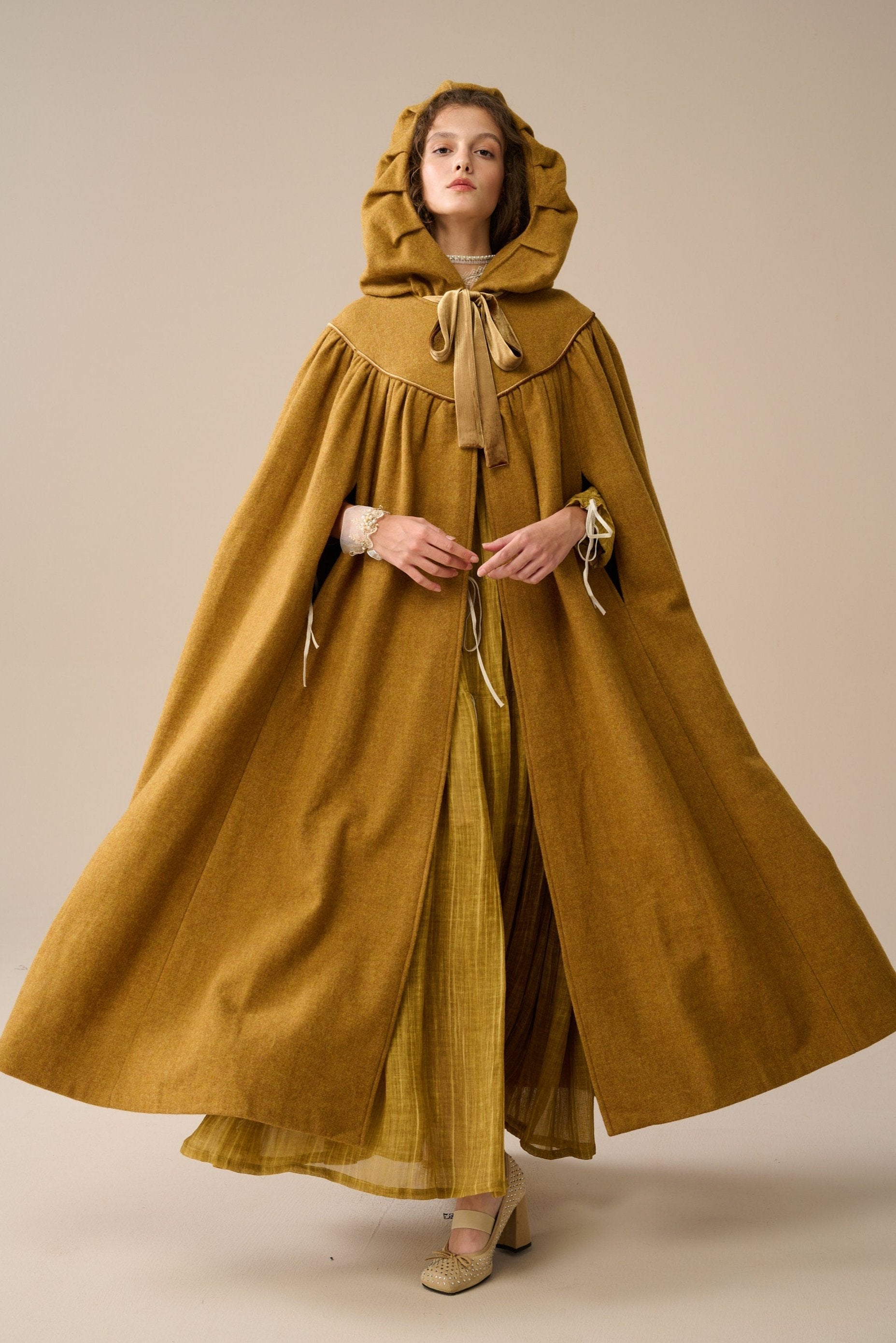 Perfumer 33 | hooded wool cloak – Linennaive