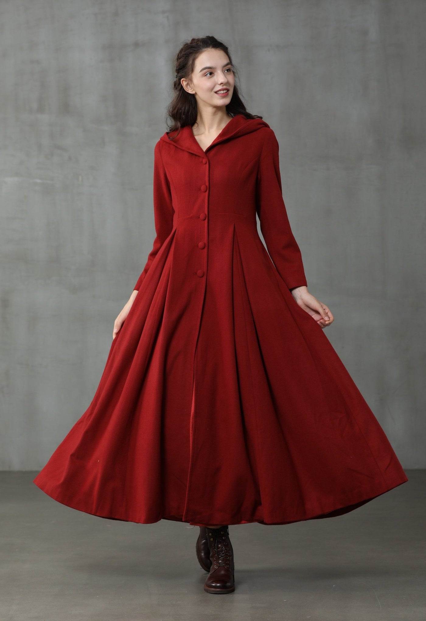 Medieval woman dress This custom-made, floor-length overcoat is mad...