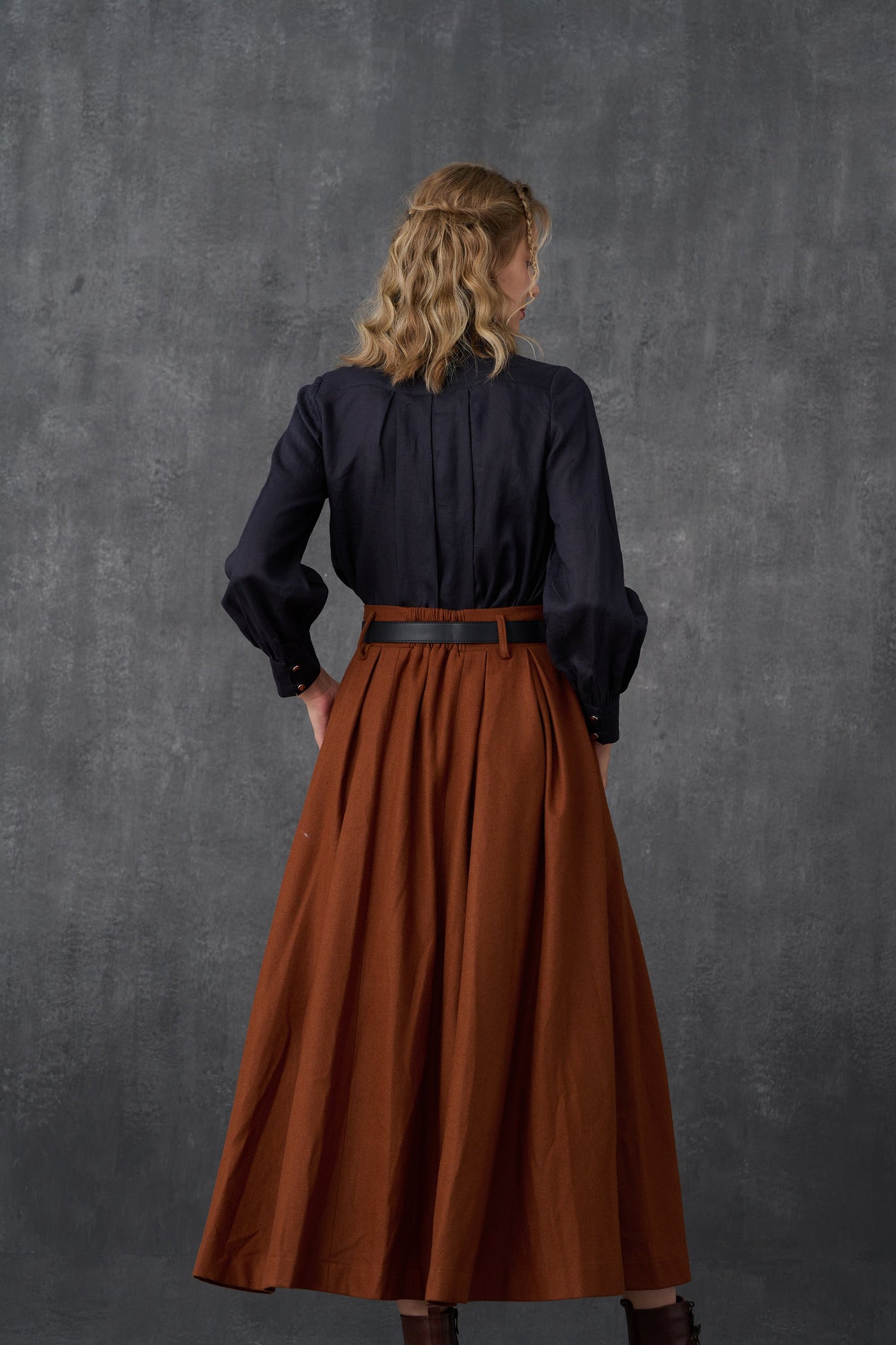 Naomi 33 |  buttoned up wool skirt in brown